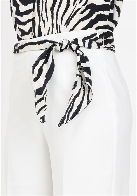 Pantaloni da donna bianchi a zampa con cintura a strisce ONLY | 15318856Cloud Dancer